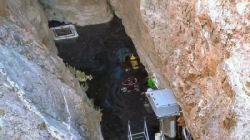 Nevada_Devils_hole_sinkhole_USFWS-Photo-Feurbacher_divingt.jpg